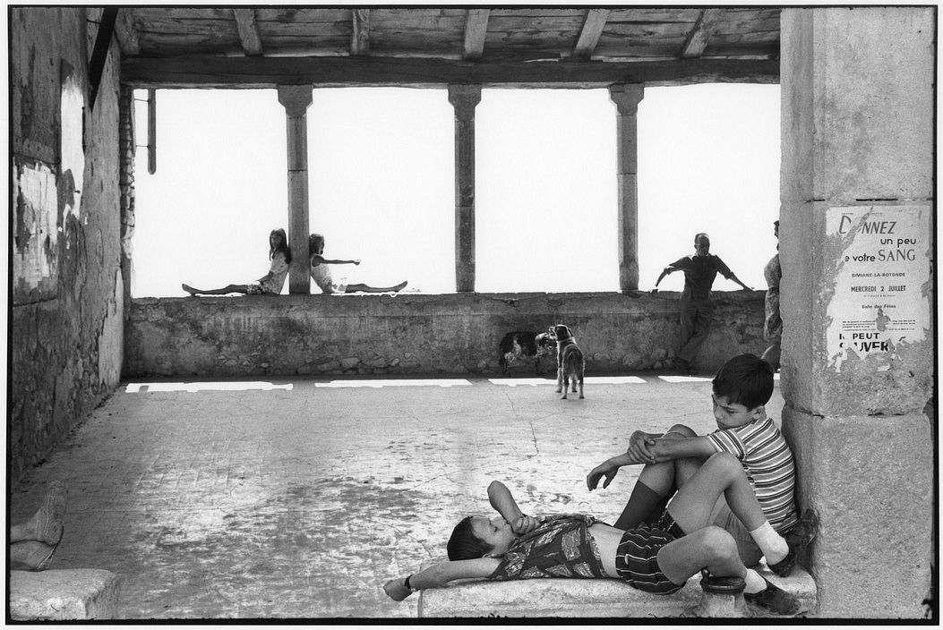 Henri CARTIER-BRESSON, Simiane-la-Rotonde, France
1969