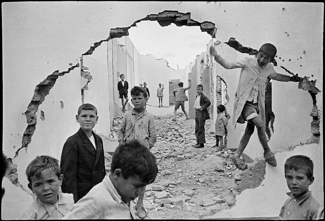 Henri CARTIER-BRESSON, Seville, Spain
1933