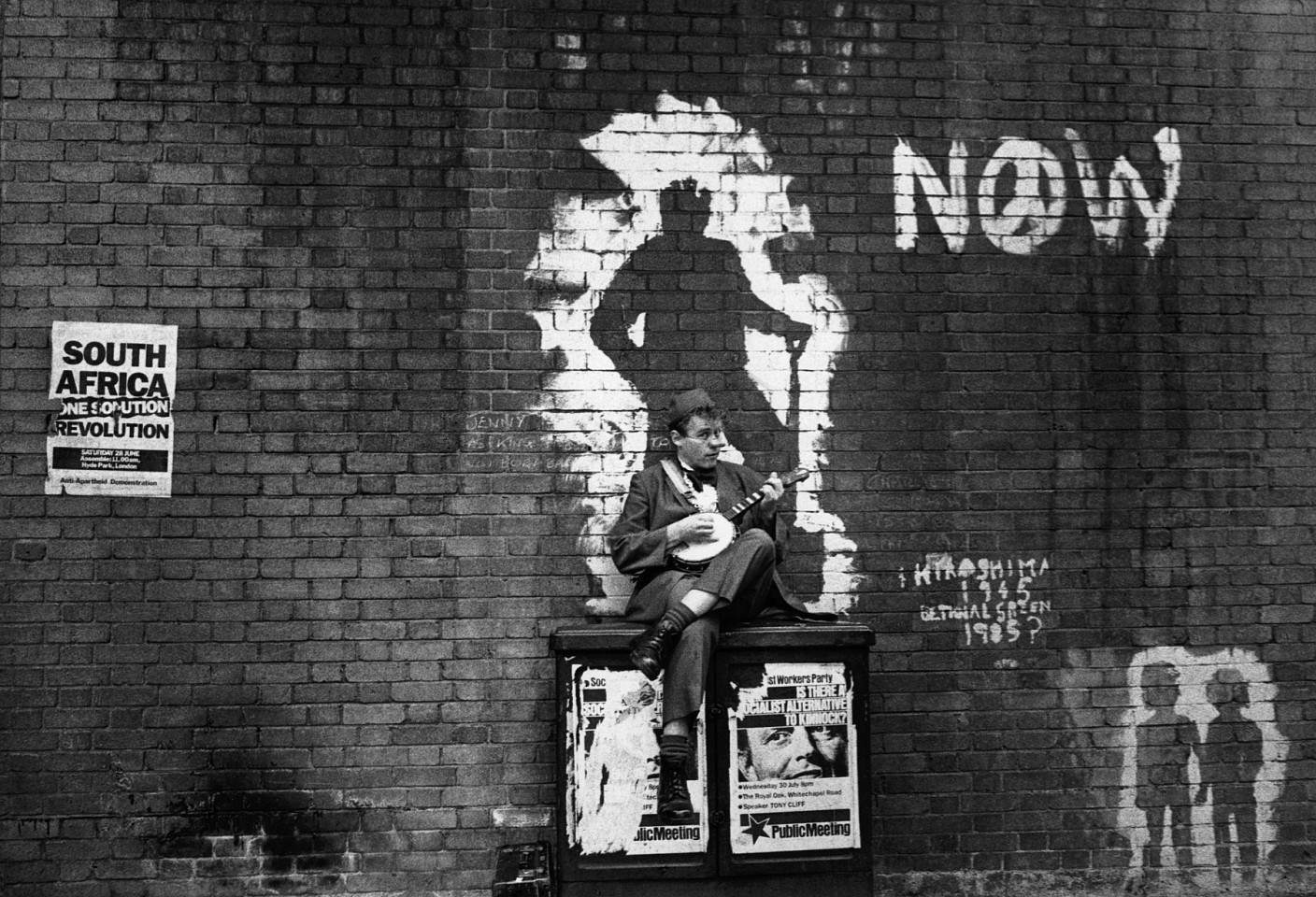 Markéta LUSKACOVA, Christof the clown playing banjo Cheshire St. From the series 'London Street Musicians'
1985, Silver Bromide Print